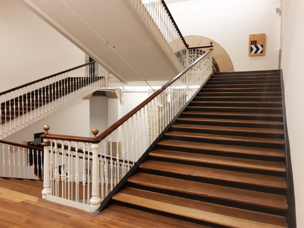 las escaleras principales de tabakalera han mantenido su estructura y aspecto del original