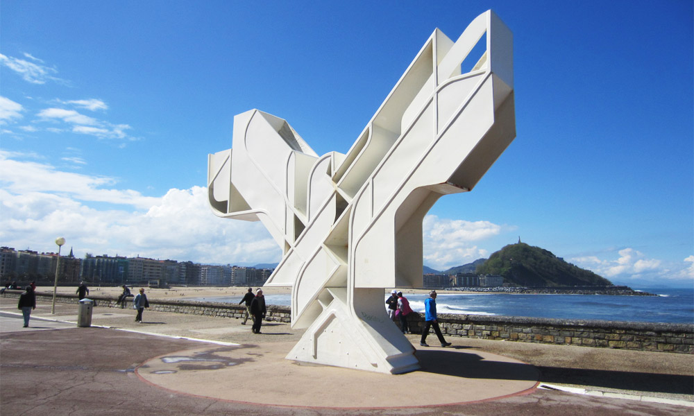Fotografía de la Paloma de la Paz, escultura de Nestor Basterretxea