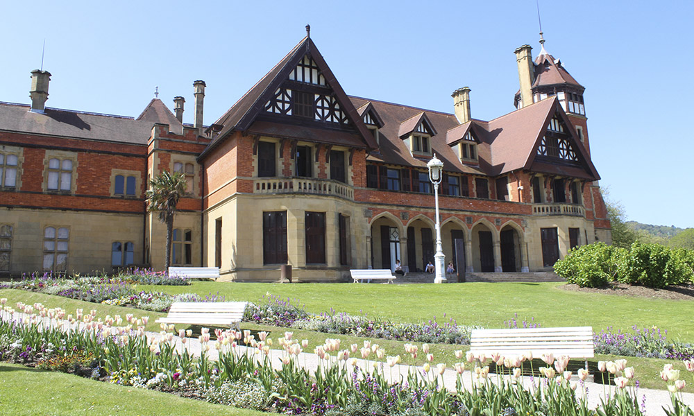 El Palacio y los Jardines de Miramar se construyeron en 1893 como residencia de la Reina María Cristina en Donosti. Conoce en el parque con las mejores fotografias del Hotel Monte Uli