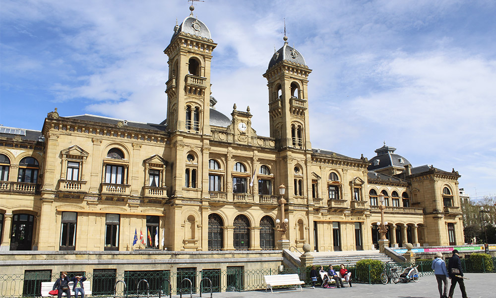 El ayuntamiento de San Sebastián es el antiguo casino de la ciudad, cerrado por la prohibición del juego. Imprescindible su visita para conocer Donostia y su historia