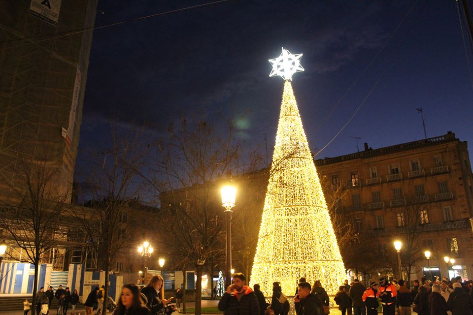 navidad en san sebastian donostia. Arbol luminoso junto a la Catedral del Buen Pastor, en el centro de san sebastian