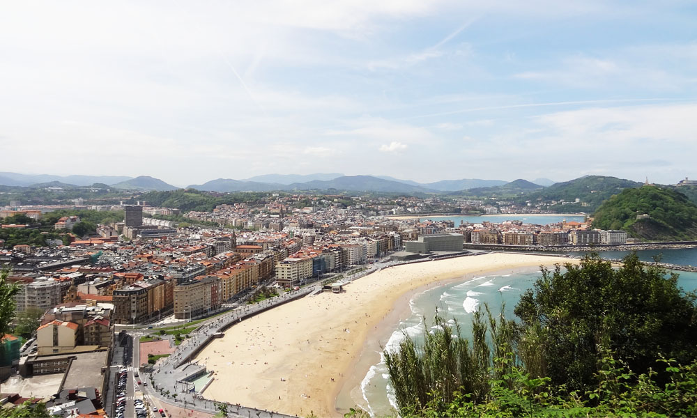 fotografía de la playa de la zurriola desde la ladera del monte ulia de san sebastian