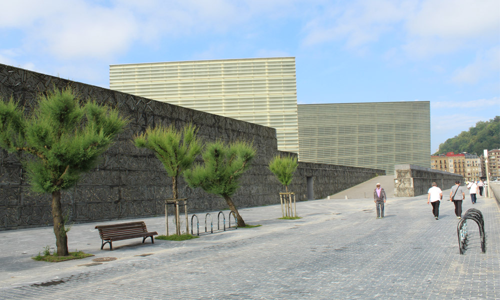 fotografía del paseo de la zurriola con el kursaal al fondo.