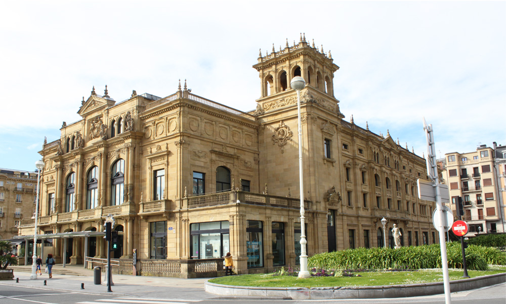 fotografía del espectacular edificio del teatro victoria eugenia de san sebastian