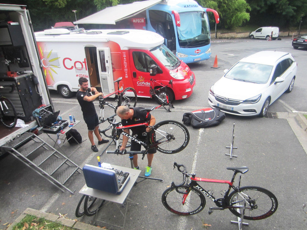 el parking del hotel monte ulia se convierte por unos dias en un taller mecanico de biciletas donde los equipos ponen a punto las bicicletas de sus ciclistas