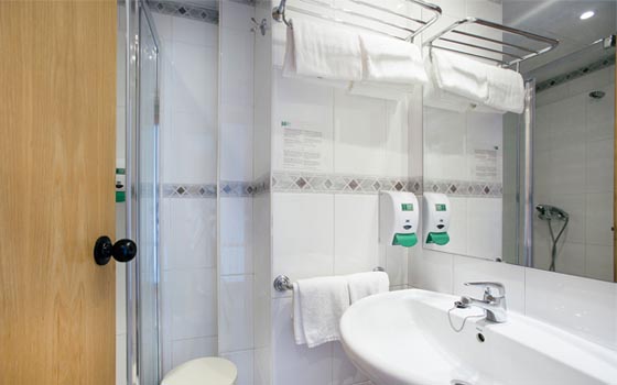 Todas las habitaciones del Hotel Monte Ulia de Donostia San Sebastian cuentan con baño incorporado.