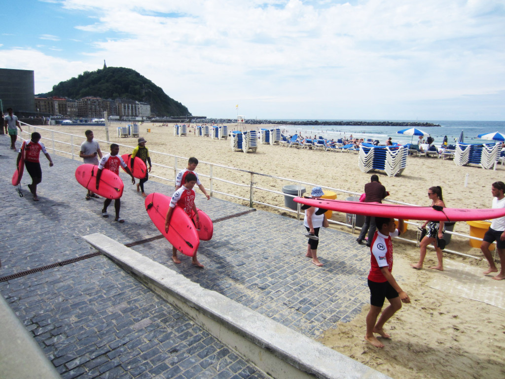 la zurriola es la playa surfera de donostia san sebastian clases de surf alquiler de tablas