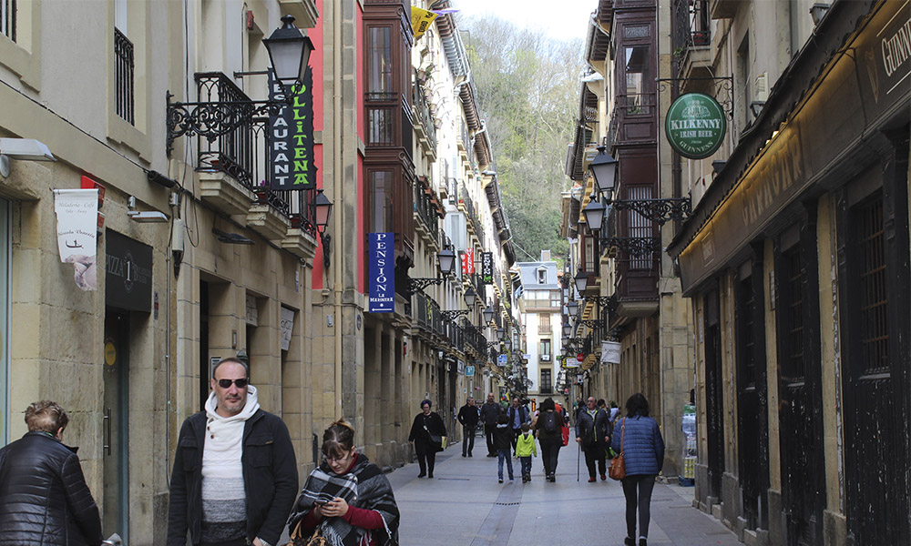 La parte vieja es la zona más antigua de la ciudad. Disfruta con el encanto de sus calles, la plaza de la constitución y por supuesto de los bares de pintxos