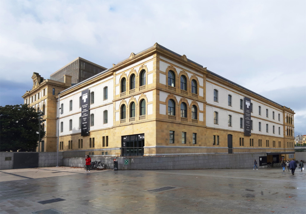 tabakalera se ubica en el barrio de egia de san sebastian y es un nuevo punto de referencia para el arte y la cultura vasca. Se ubica en la antigua fábrica de tabacos.
