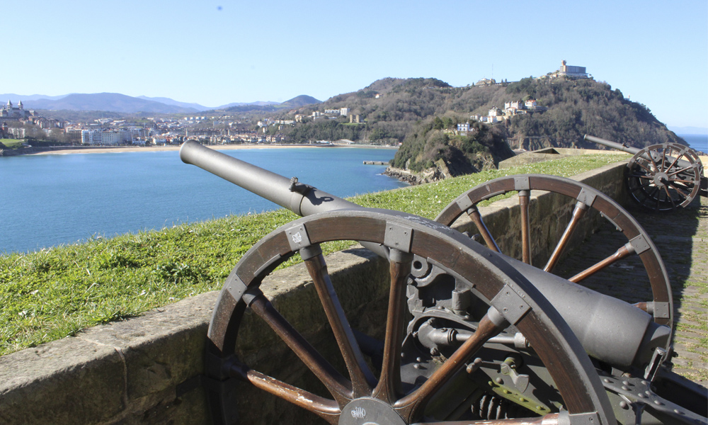  fotografía de unos cañones en El Monte Urgull es el reflejo de la historia de San Sebastián como plaza militar. Descubre los diferentes restos militares que encontraras en el monte