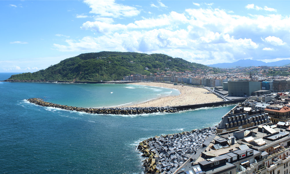 fotografía de la playa de la zurriola, la desembocadura del rio urumea y el monte ulia al fondo