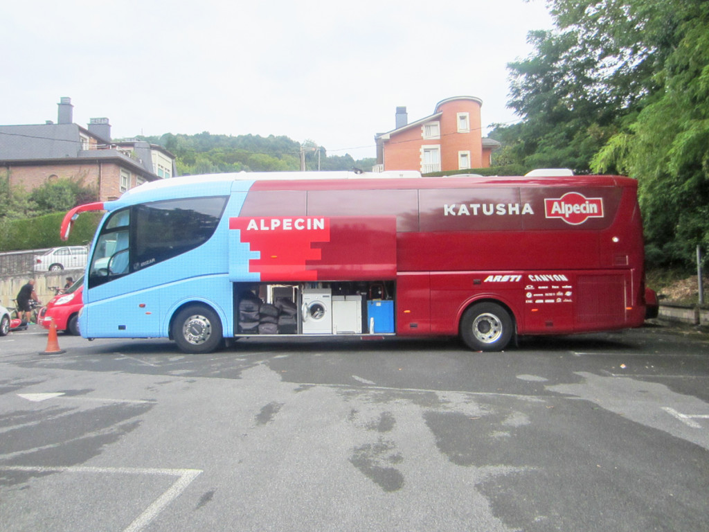 el autobus del team katusha alpecin estacionado en el aparcamiento gratuito del hotel monte ulia de san sebastian