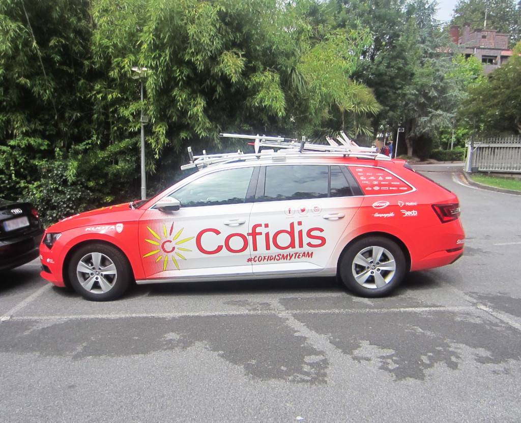 vehiculo oficial del team cofidis en el aparcamiento gratuito del hotel monte ulia, alojamiento oficial de la Clasica Ciclista de San Sebastián